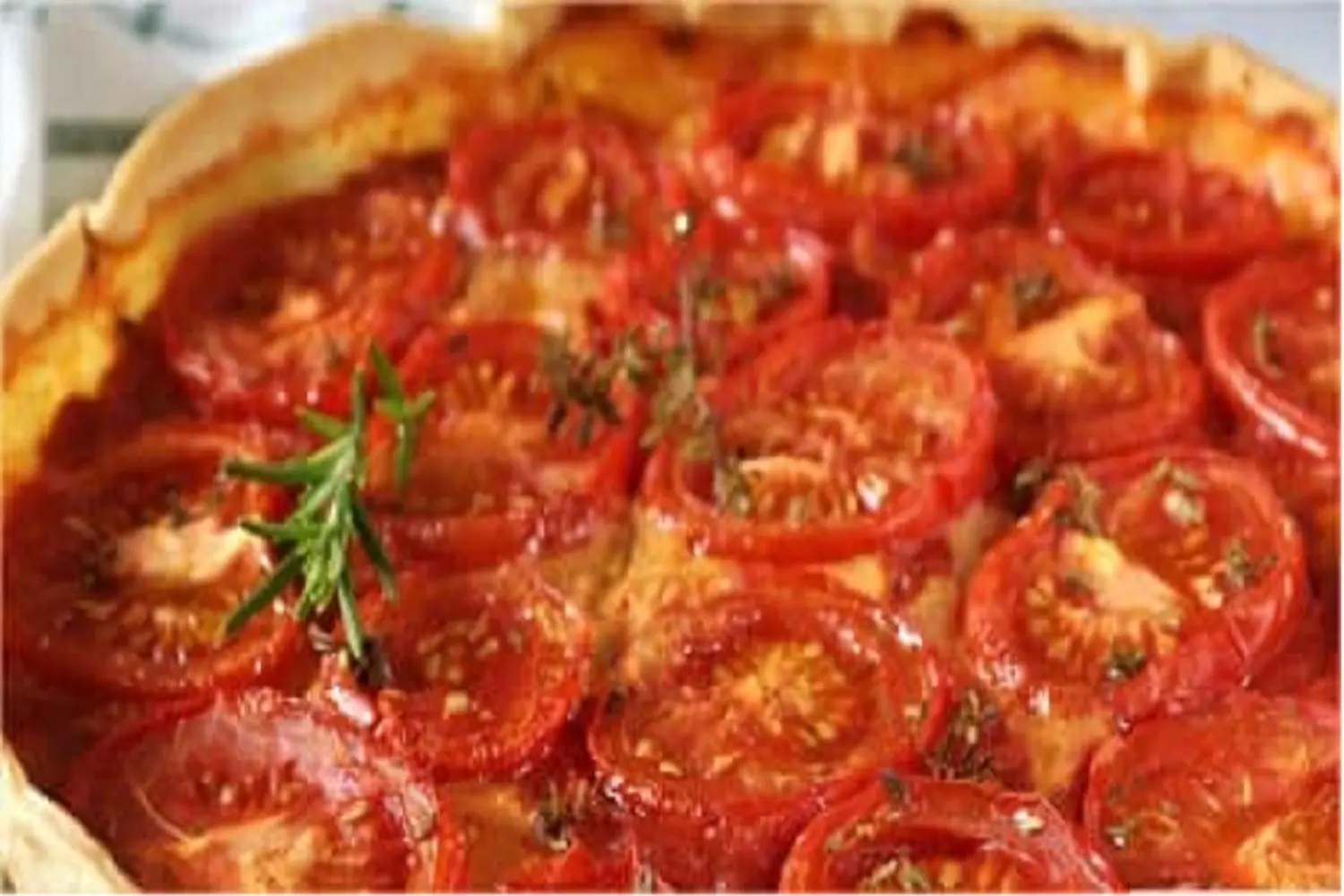 Quiche à la tomate et garniture artichaut